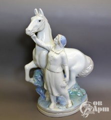 Скульптура "Девушка с конем"